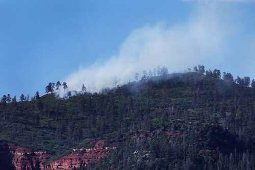 1-acre fire burning above Hermosa Cliffs