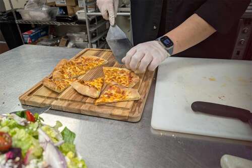 Amid Temple Israel horror, a small act of kindness – and pizza in Michigan