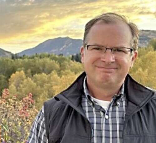 Former energy regulator announces bid for New Mexico governor