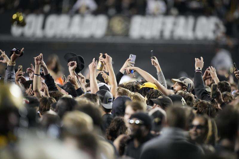 Shedeur Sanders sparks No. 18 Colorado to thrilling 43-35 win over