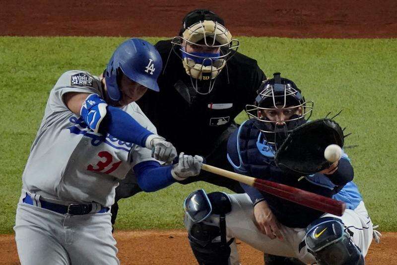 Clayton Kershaw stops steal of home, hands Dodgers 3-2 lead in