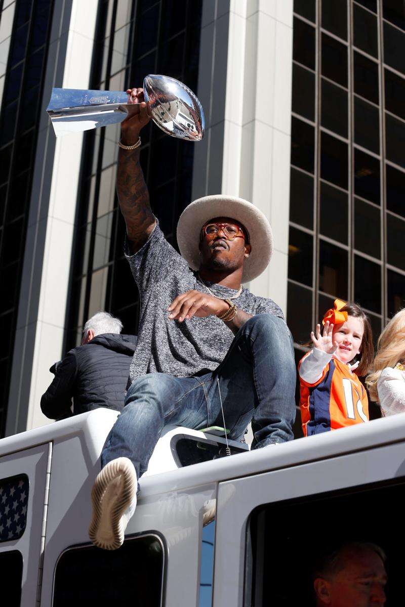 Broncos' Von Miller breaks out another crazy outfit