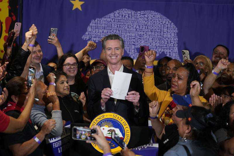 California Gov. Gavin Newsom signs law to raise minimum wage for fast food  workers to $20 per hour – The Journal