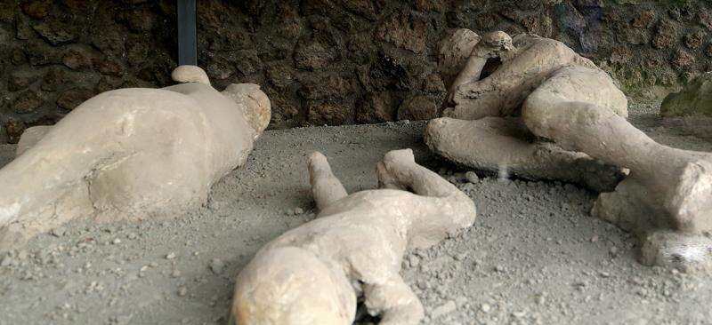 pompeii ruins bodies