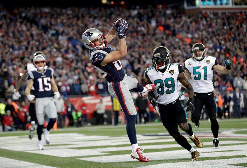 Brady shakes off hand injury, leads Pats to comeback win vs. Jaguars