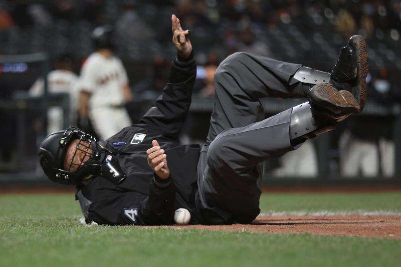 Home-plate umpire hit on jaw, exits Mets' tilt