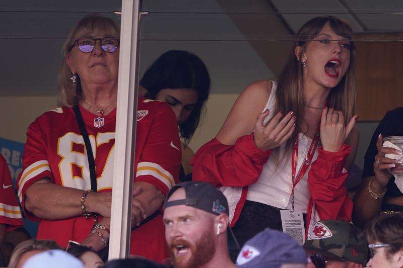 Taylor Swift Turns Out To See Travis Kelce, Chiefs Play Bears