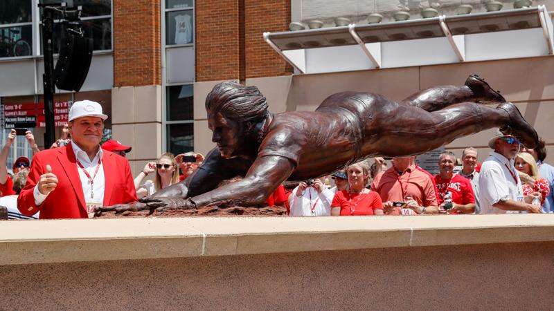 Pete Rose unveils sculpture depicting his headfirst slide