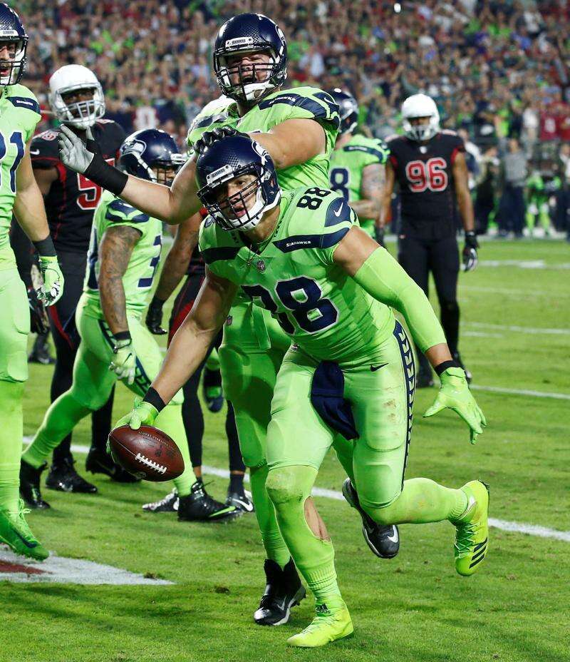 Russell Wilson throws 2 touchdowns to Jimmy Graham, Seahawks down