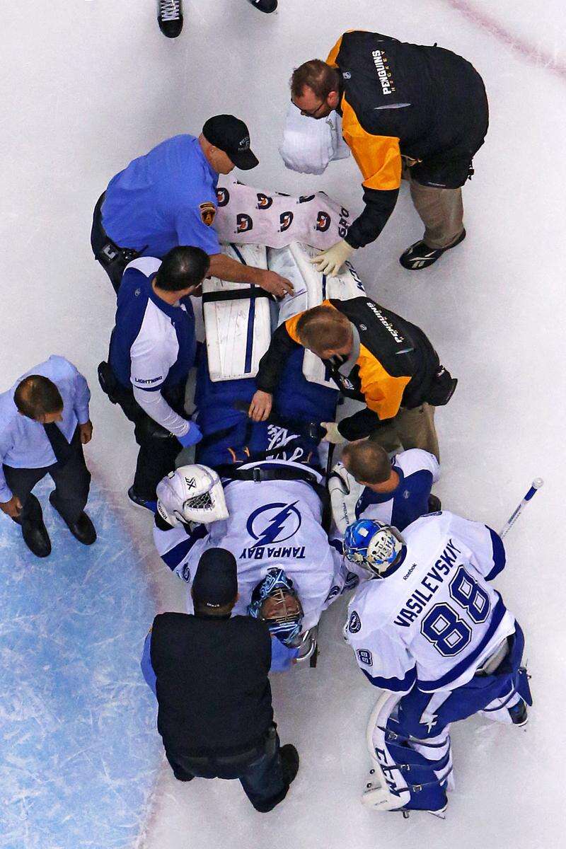 Tampa, USA. 12th Jan, 2017. Tampa Bay Lightning goalie Ben Bishop (30) in  net during second period action at the Amalie Arena in Tampa. Bishop had  been out several weeks due to