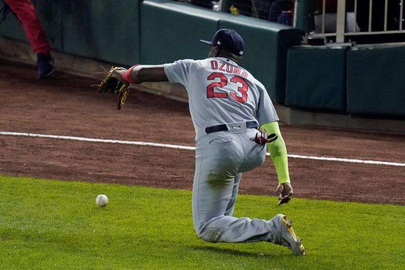 Washington Nationals right fielder Adam Eaton can't get a glove on