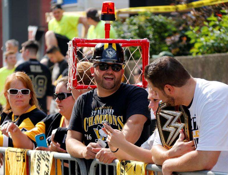 400,000 fans greet Pittsburgh Penguins at Stanley Cup parade