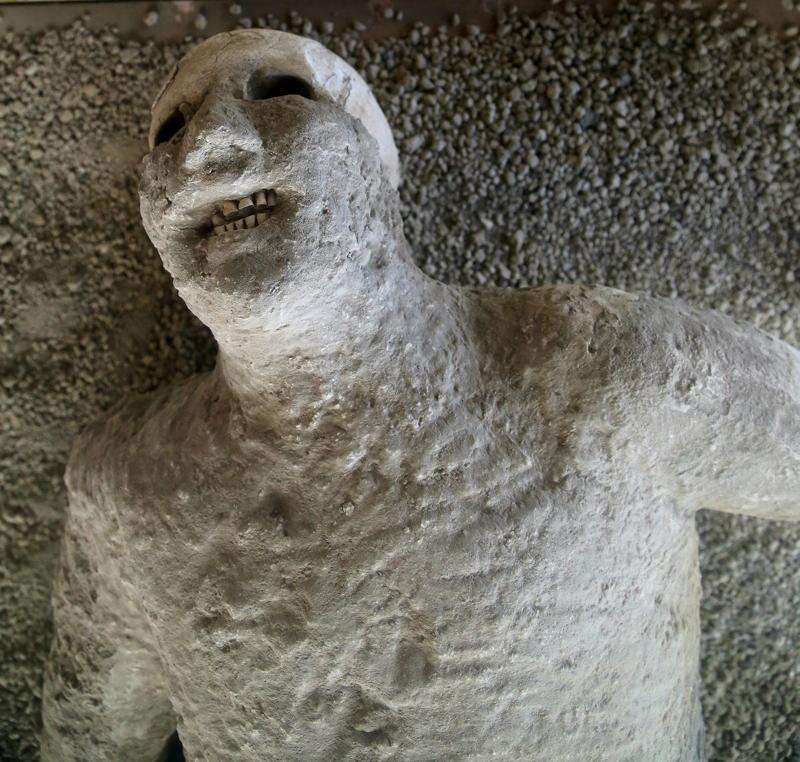 pompeii volcano statues