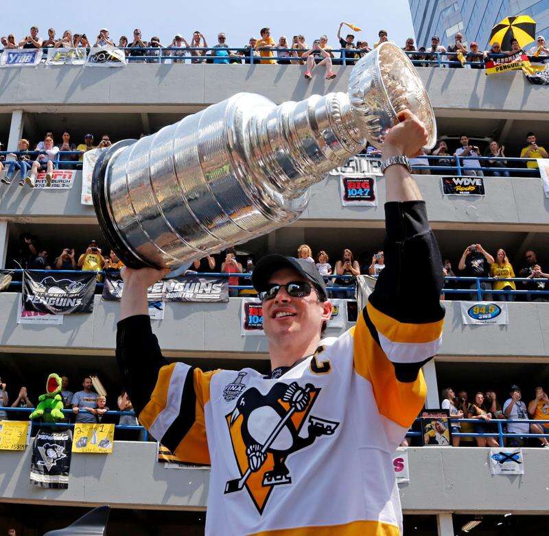 Crosby inspires Penguins to outdoor victory