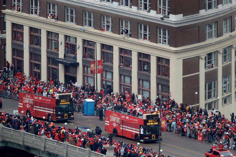 Hundreds of thousands of Chiefs fans line freezing Kansas City