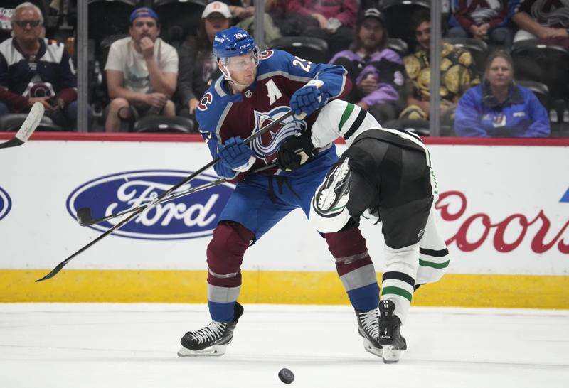 Avalanche sign Wood for 6 years, Drouin for 1