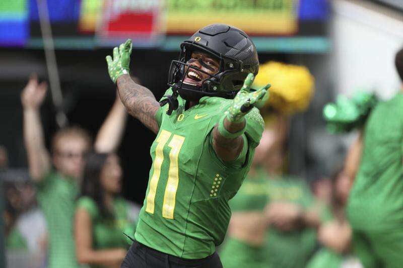 Bo Nix, No. 10 Oregon slam brakes on Coach Prime's 'Cinderella story' with  a 42-6 rout of Colorado – The Durango Herald