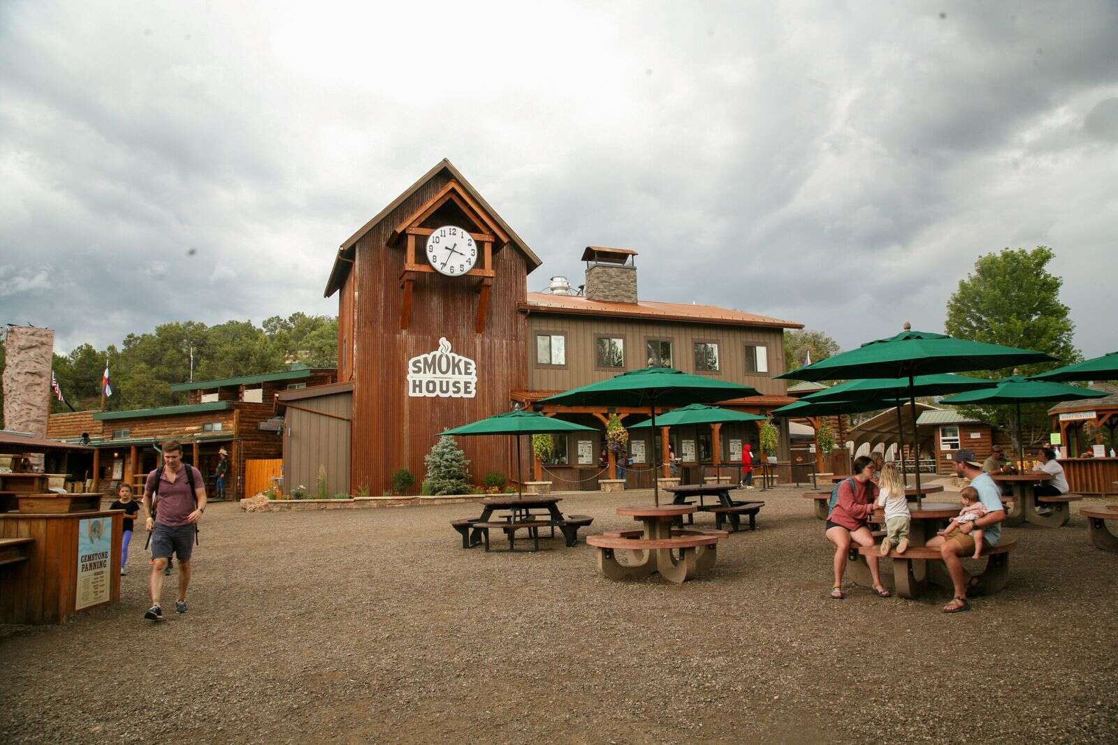 Police say man found dead at Glenwood Springs amusement park researched