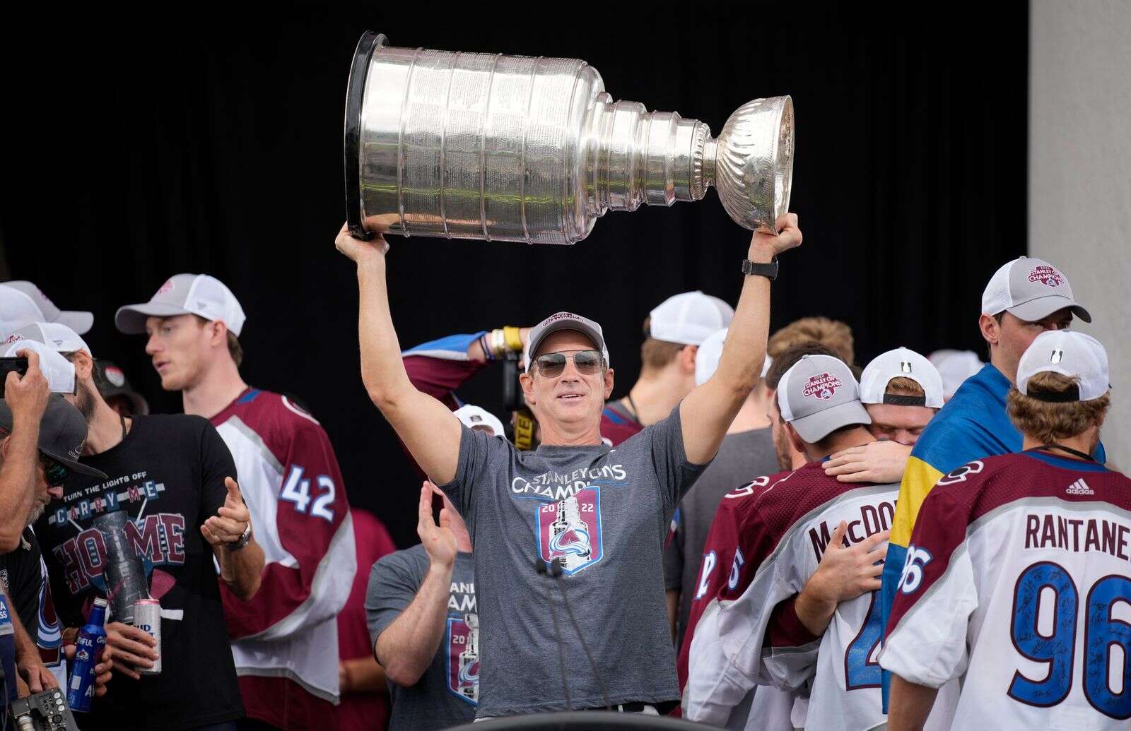 JOE SAKIC Signed Colorado Avalanche Jersey Retirement 16 X 20